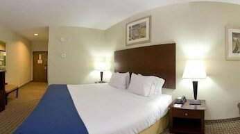 Holiday Inn Express Hotel & Suites-Magee - Photo4
