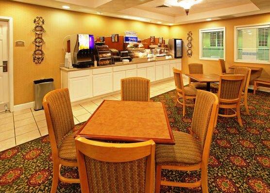 Holiday Inn Express & Suites Magnolia-Lake Columbia - Photo5