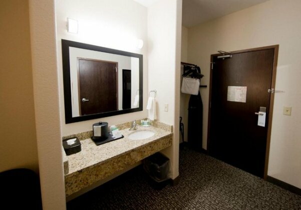 Boulders Inn and Suites by Cobblestone Hotels - Manchester - Photo4