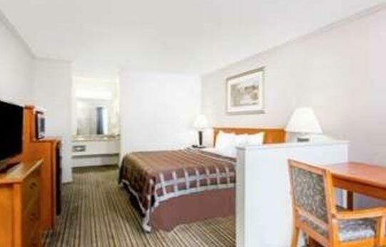 Days Inn by Wyndham Manning - Photo2
