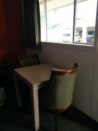 Burton's Gatehouse Inn - Photo3