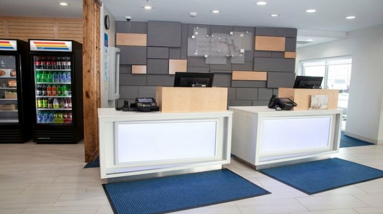 Holiday Inn Express & Suites - Marion - Photo2