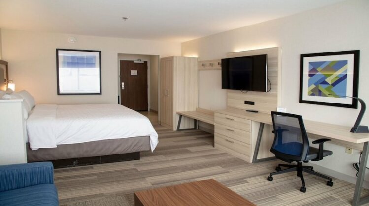Holiday Inn Express & Suites - Marion - Photo4
