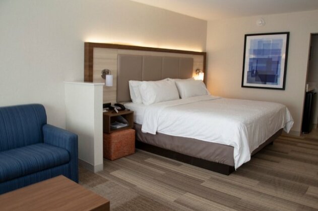 Holiday Inn Express & Suites - Marion - Photo5