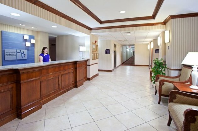 Holiday Inn Express Hotel & Suites Marion - Photo3