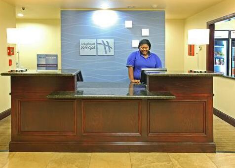 Holiday Inn Express Hotel & Suites Marshall - Photo4