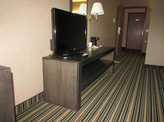Woodfield Inn and Suites - Photo5