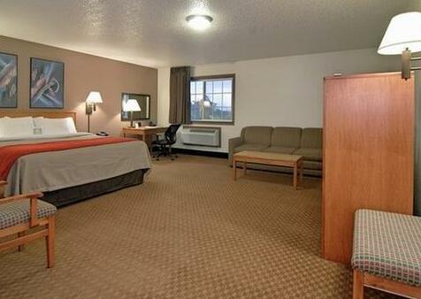 Bearcat Inn and Suites - Photo3
