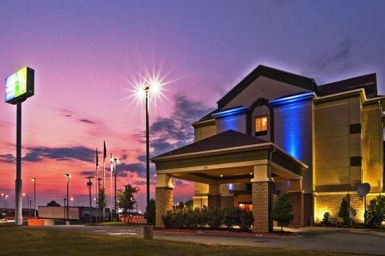 Holiday Inn Express Hotel & Suites McAlester - Photo3