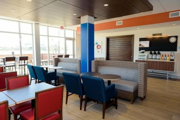 Holiday Inn Express & Suites McKinney - Frisco East - Photo3
