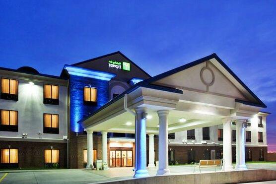 Holiday Inn Express Hotel & Suites McPherson - Photo3