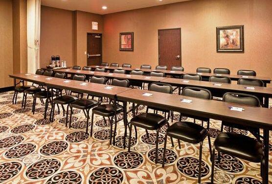 Holiday Inn Express Hotel & Suites McPherson - Photo5