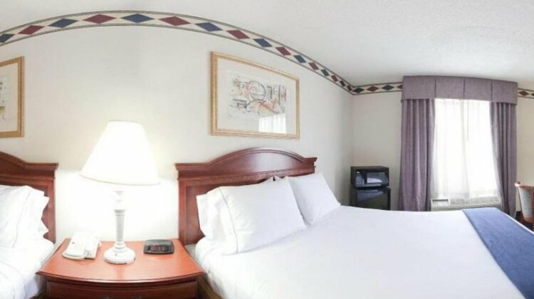 Holiday Inn Express Hotel & Suites Mebane - Photo5