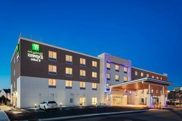 Holiday Inn Express & Suites - Medford