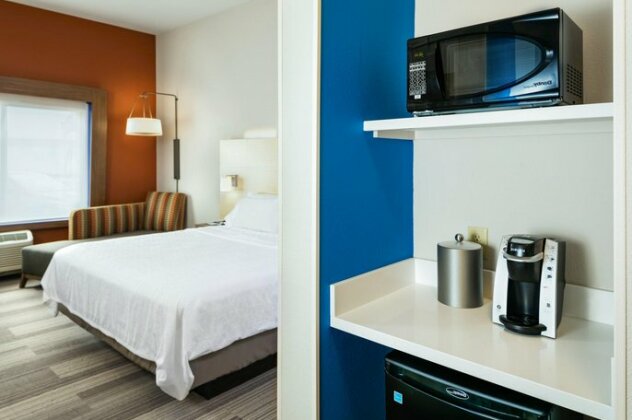 Holiday Inn Express & Suites - Medford - Photo3