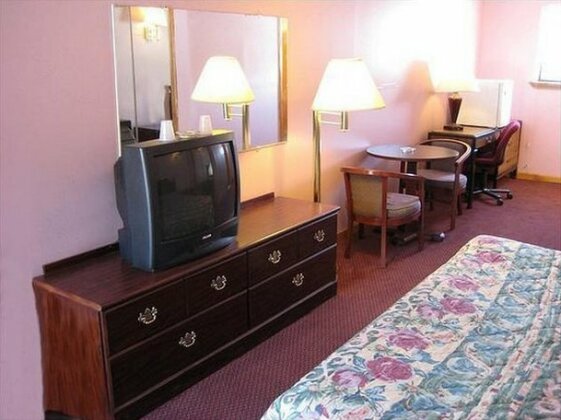 Colonial Inn and Suites - Photo5