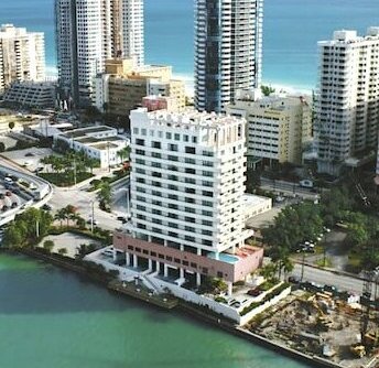 Kitchenette - Free Valet Parking With a Balcony in Miami Beach