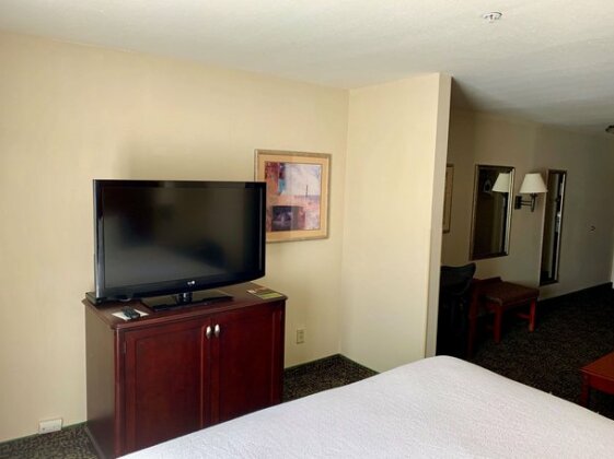 Country Inn and Suites Midway - Photo4