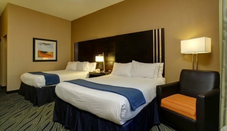 Holiday Inn Express & Suites Midwest City - Photo4
