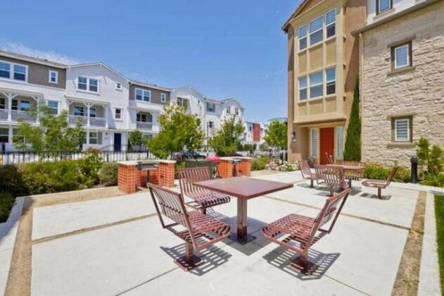 A Luxury Townhome at the cross roads of Silicon Valley - Photo3