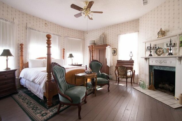 Munzesheimer Manor Bed & Breakfast - Photo2