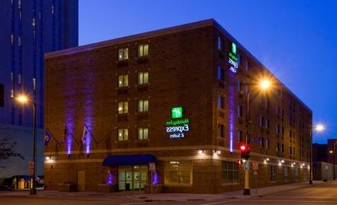 Holiday Inn Express Hotel & Suites Minneapolis-Downtown Convention Center - Photo3