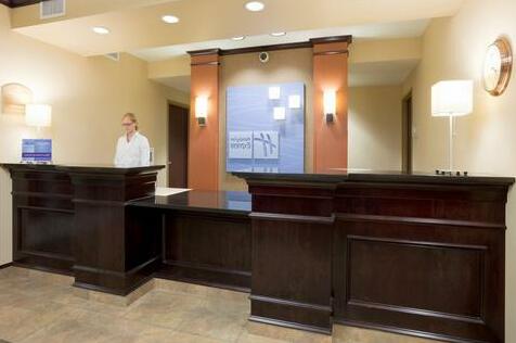 Holiday Inn Express & Suites South Minot - Photo4