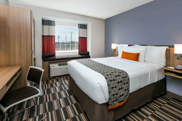 Microtel Inn and Suites by Wyndham Monahans - Photo5
