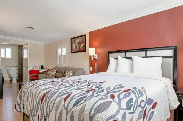 Red Roof Inn & Suites Monterey - Photo2