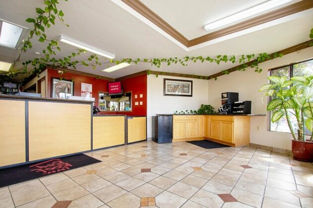 Red Roof Inn & Suites Monterey - Photo3