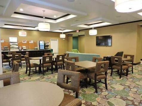 Holiday Inn Express and Suites Montgomery - Photo2
