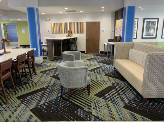 Holiday Inn Express & Suites Moore - Photo4