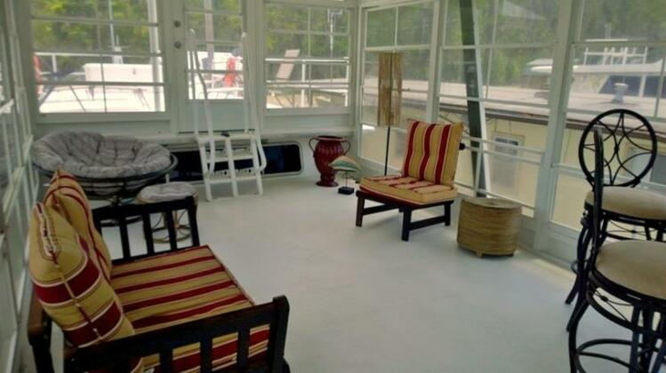 Bayou Rehab Houseboat Rental - Photo4