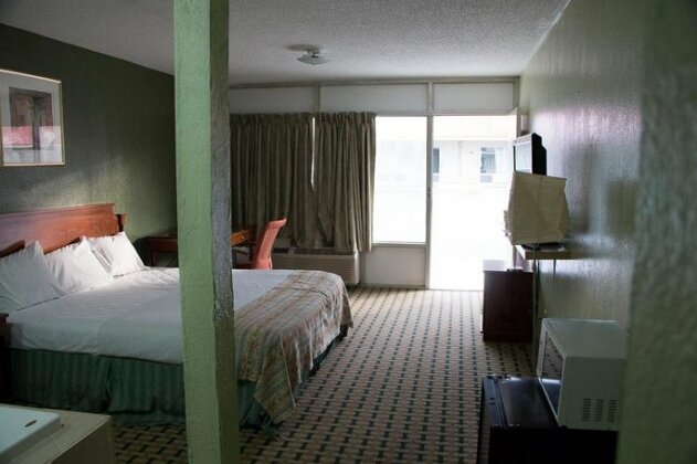 Cocomo Inn Suites - Photo5