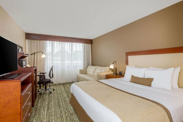 Clarion Hotel & Suites Mount Laurel - Photo4