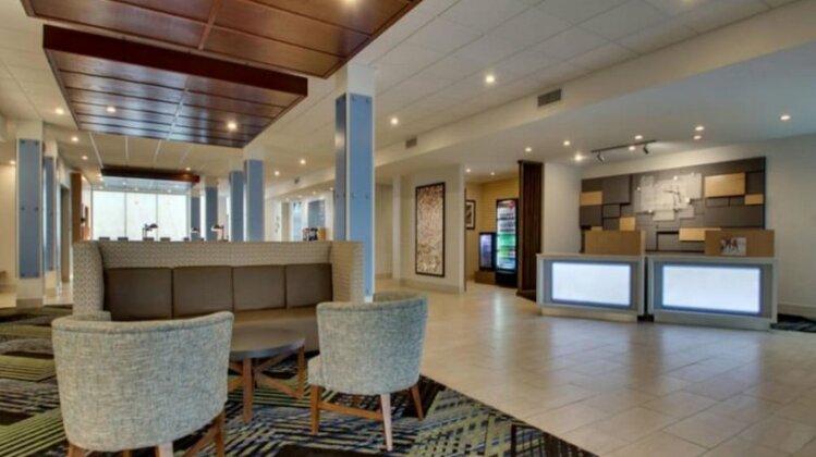 Holiday Inn Express Hotel & Suites Mount Pleasant - Photo4