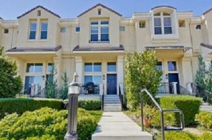 3 Bedroom Townhouse On Stockwell Drive In Mountain View