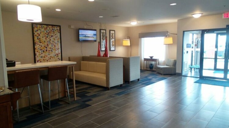 Holiday Inn Express & Suites - Muncie - Photo3