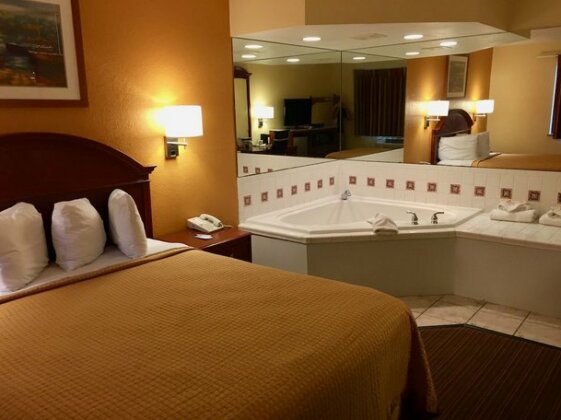 Travelodge by Wyndham Muskegon - Photo3