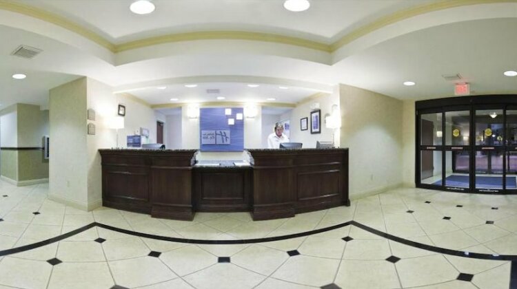 Holiday Inn Express Hotel & Suites Muskogee - Photo2