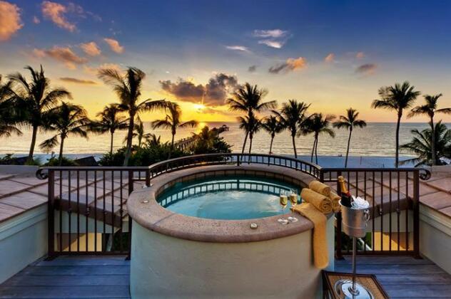 Island Escapes Naples Deluxe Homes - Photo3