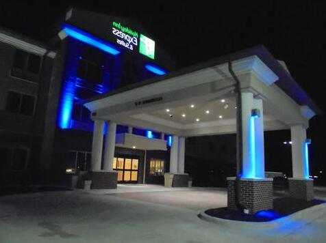 Holiday Inn Express & Suites Nevada - Photo2