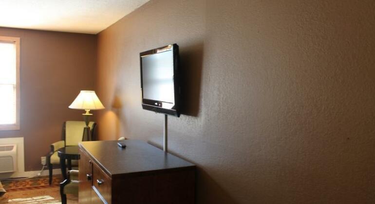 Whalers Inn and Suites - Photo4
