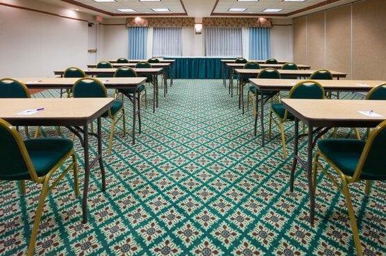 Holiday Inn Express Hotel & Suites Milwaukee-New Berlin - Photo5