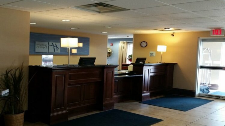 Holiday Inn Express & Suites New Buffalo - Photo2