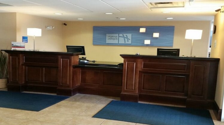 Holiday Inn Express & Suites New Buffalo - Photo5
