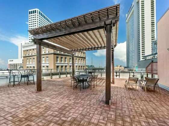 Gorgeous Condo 1 minute walk to French Quarter and Bourbon St