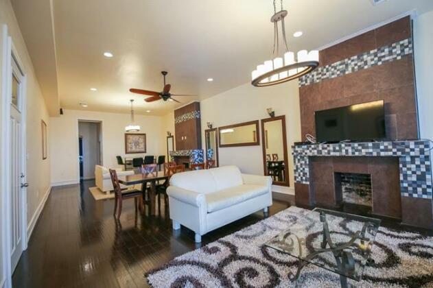 Luxury 4BR Penthouse in Downtown by Hosteeva - Photo4