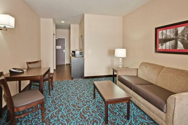 Holiday Inn Express & Suites - New Philadelphia Southwest - Photo4