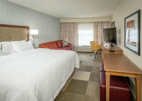 Hampton Inn & Suites Pittsburgh New Stanton PA